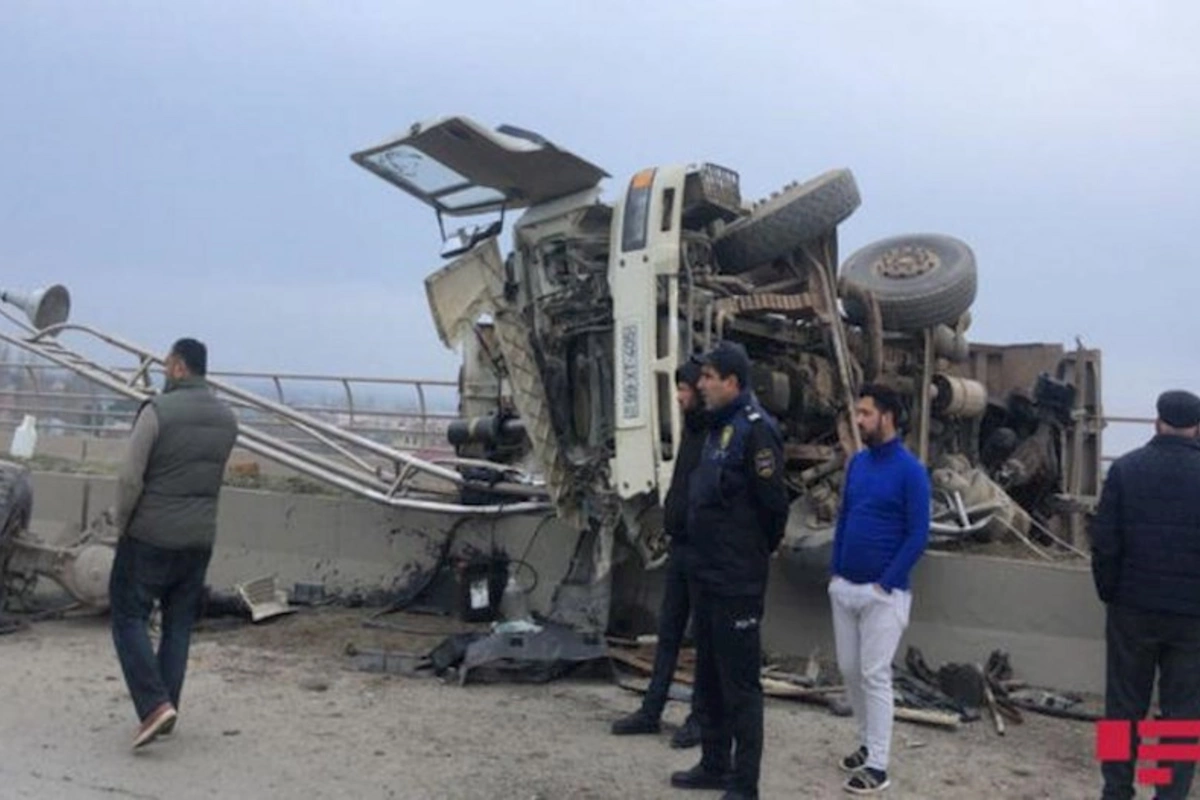 Bakı-Quba yolunda yük maşını aşdı: Xəsarət alanlar var — FOTO