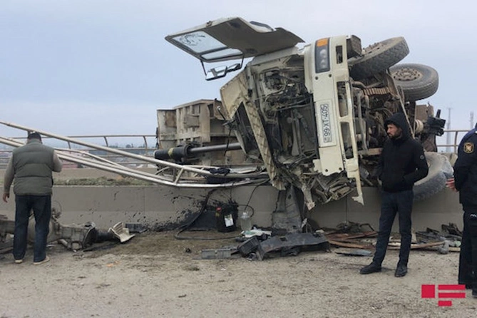 Bakı-Quba yolunda yük maşını aşdı: Xəsarət alanlar var — FOTO Bakı-Quba yolunda yük maşını aşdı: Xəsarət alanlar var — FOTO