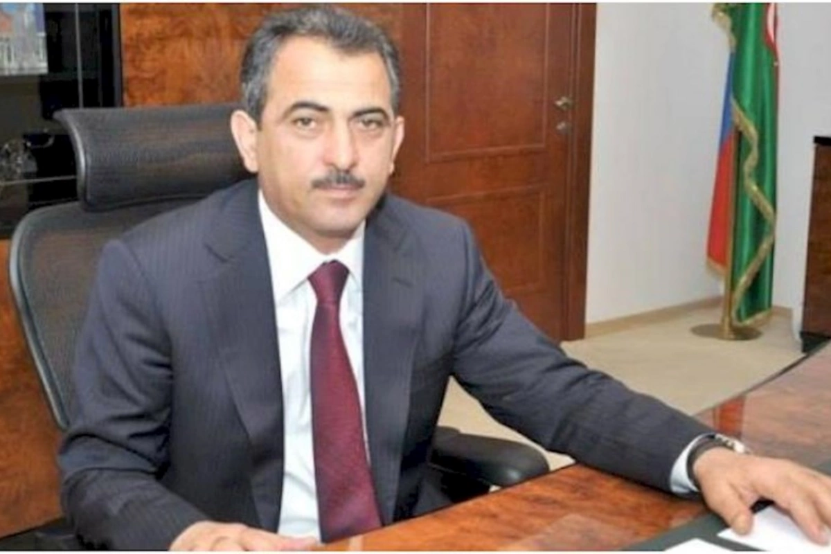 Yaponiyadan it gətirən, şəxsi çimərliyi olan məmur