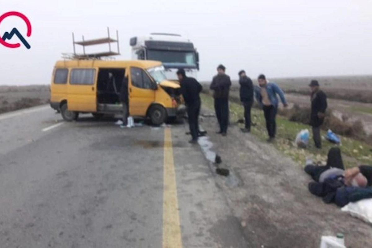 Yük maşını mikroavtobusla toqquşdu, yaralılar var