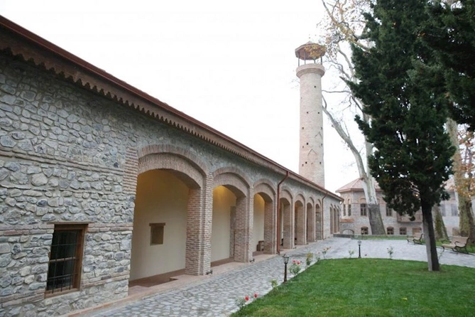 Prezident ailəsi ilə Şəki Xan məscidində — FOTOLAR Prezident ailəsi ilə Şəki Xan məscidində — FOTOLAR
