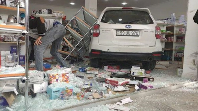Azərbaycanda qadın sürücü mağazaya maşınla girdi — FOTO/VİDEO Azərbaycanda qadın sürücü mağazaya maşınla girdi — FOTO/VİDEO