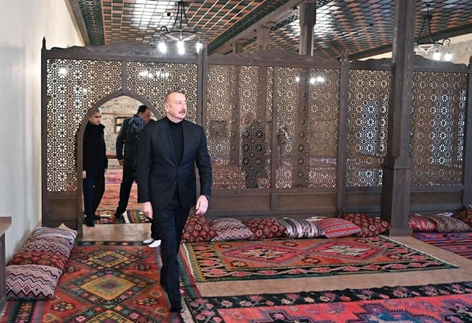 Prezident ailəsi ilə Şəki Xan məscidində — FOTOLAR Prezident ailəsi ilə Şəki Xan məscidində — FOTOLAR