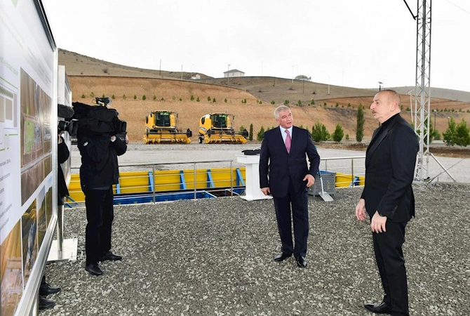 Prezident ailəsi ilə Şəki Xan məscidində — FOTOLAR Prezident ailəsi ilə Şəki Xan məscidində — FOTOLAR