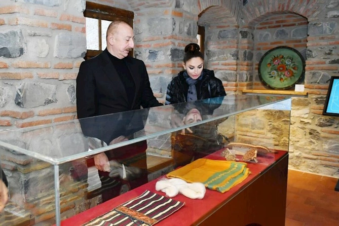 Prezident ailəsi ilə Şəki Xan məscidində — FOTOLAR Prezident ailəsi ilə Şəki Xan məscidində — FOTOLAR