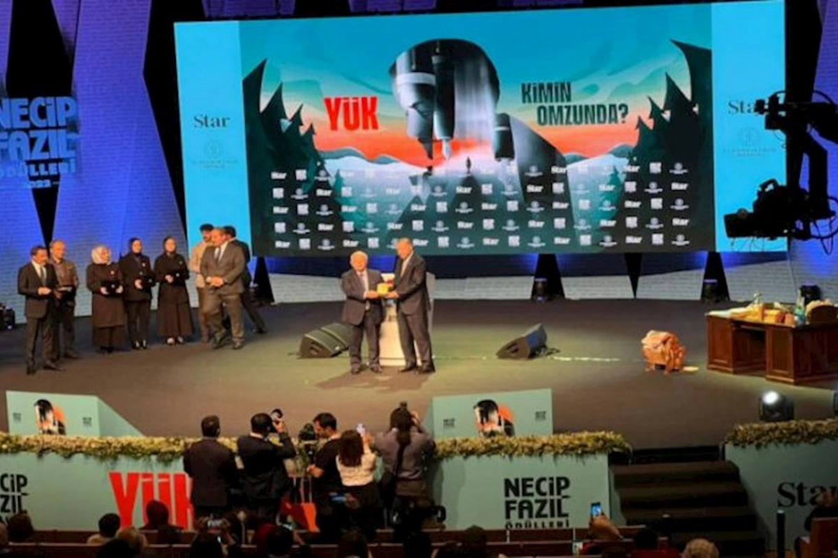 Ərdoğan yazıçı Elçinə “Necip Fazıl” mükafatını təqdim edib