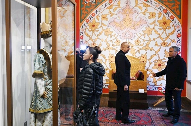 Prezident ailəsi ilə Şəki Xan məscidində — FOTOLAR Prezident ailəsi ilə Şəki Xan məscidində — FOTOLAR