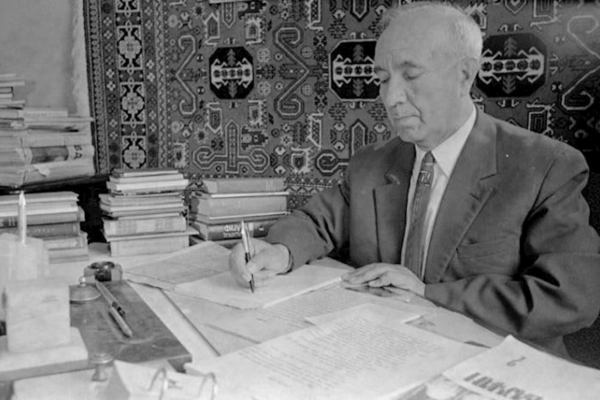 Sözlərdən dərin fikirlərin cövhərini çəkmək cəhdində...