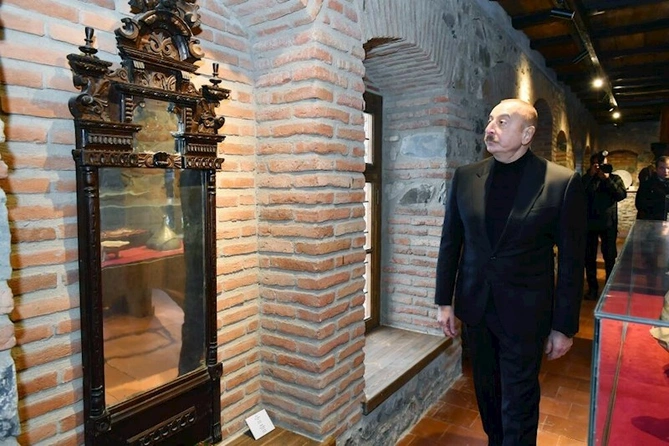 Prezident ailəsi ilə Şəki Xan məscidində — FOTOLAR Prezident ailəsi ilə Şəki Xan məscidində — FOTOLAR