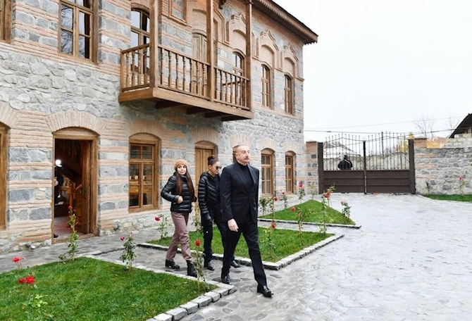 Prezident ailəsi ilə Şəki Xan məscidində — FOTOLAR Prezident ailəsi ilə Şəki Xan məscidində — FOTOLAR