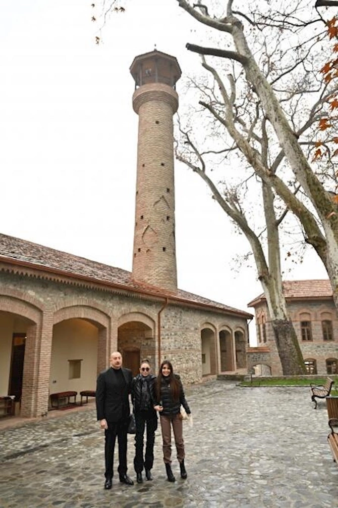 Prezident ailəsi ilə Şəki Xan məscidində — FOTOLAR Prezident ailəsi ilə Şəki Xan məscidində — FOTOLAR