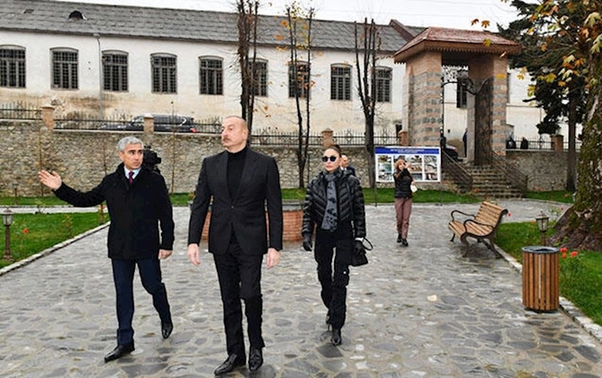 Prezident ailəsi ilə Şəki Xan məscidində — FOTOLAR Prezident ailəsi ilə Şəki Xan məscidində — FOTOLAR