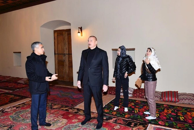 Prezident ailəsi ilə Şəki Xan məscidində — FOTOLAR Prezident ailəsi ilə Şəki Xan məscidində — FOTOLAR