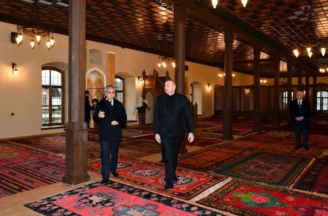 Prezident ailəsi ilə Şəki Xan məscidində — FOTOLAR Prezident ailəsi ilə Şəki Xan məscidində — FOTOLAR