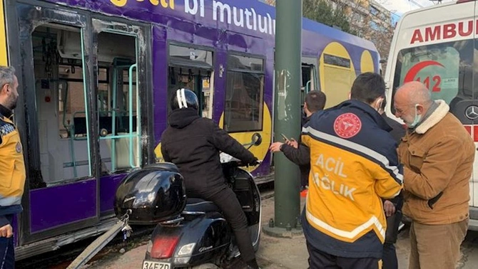 İstanbulda tramvay qəzası — 4 nəfər yaralandı (FOTOLAR)