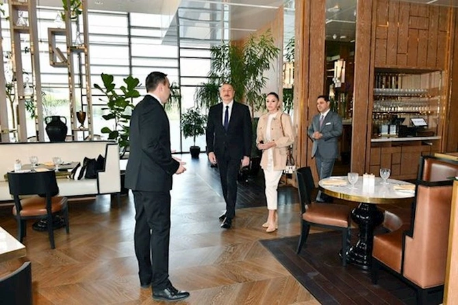 İlham Əliyev və Mehriban Əliyeva Bakıda hotelin açılışında iştirak ediblər — YENİLƏNİB (FOTO/VİDEO)