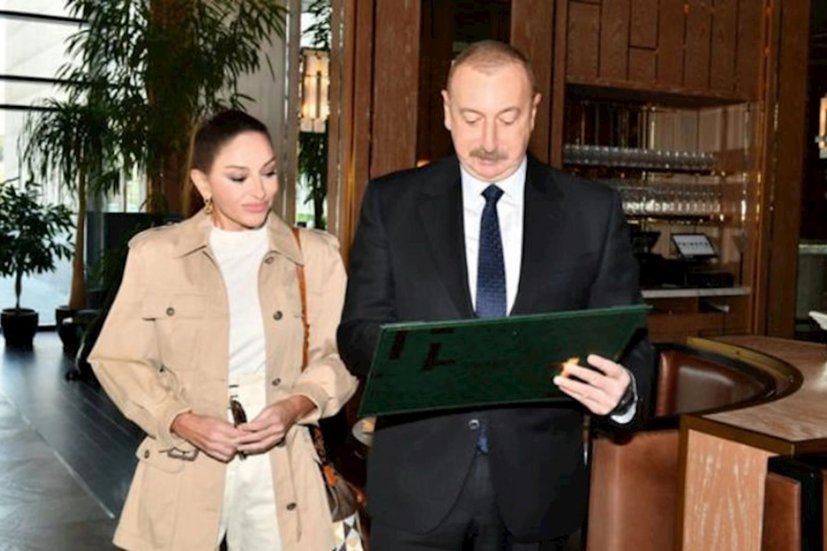 İlham Əliyev və Mehriban Əliyeva Bakıda hotelin açılışında iştirak ediblər — YENİLƏNİB (FOTO/VİDEO)