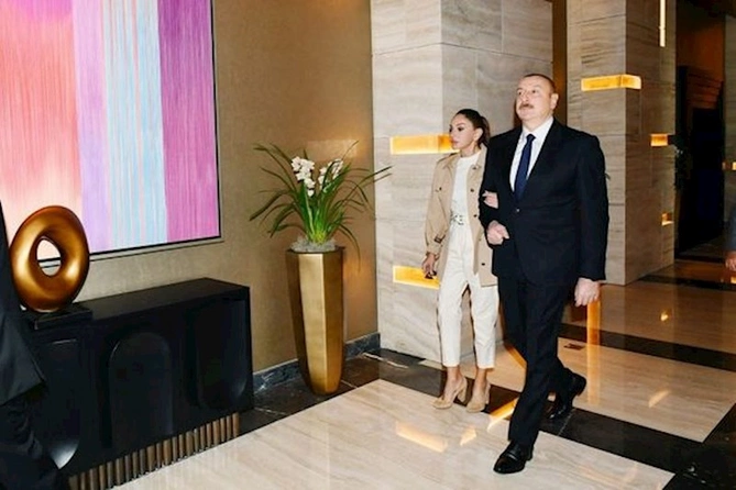 İlham Əliyev və Mehriban Əliyeva Bakıda hotelin açılışında iştirak ediblər — YENİLƏNİB (FOTO/VİDEO)