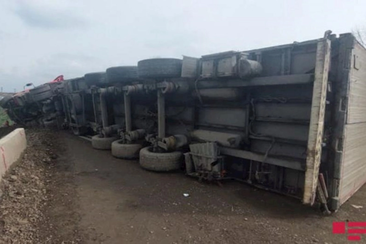 Bakı-Qazax yolunda TIR aşıb, sürücü xəsarət alıb