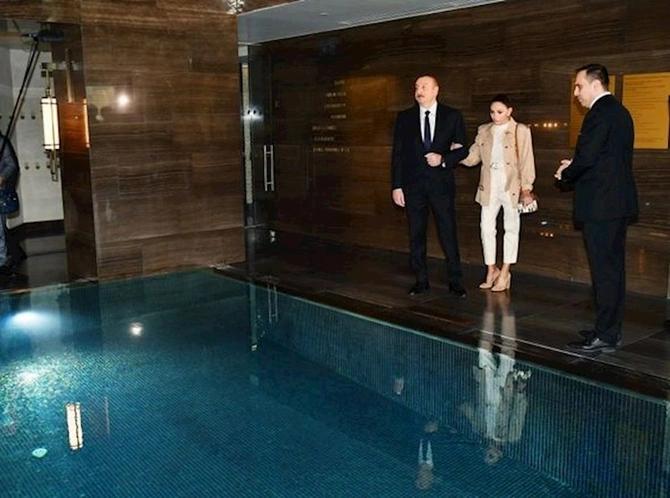 İlham Əliyev və Mehriban Əliyeva Bakıda hotelin açılışında iştirak ediblər — YENİLƏNİB (FOTO/VİDEO)