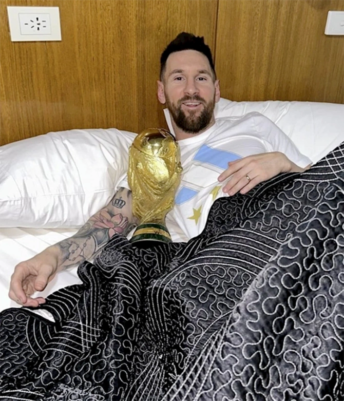 Messi kuboku qucaqlayaraq yatdı — FOTOLAR