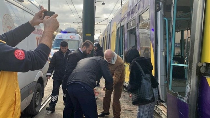 İstanbulda tramvay qəzası — 4 nəfər yaralandı (FOTOLAR)