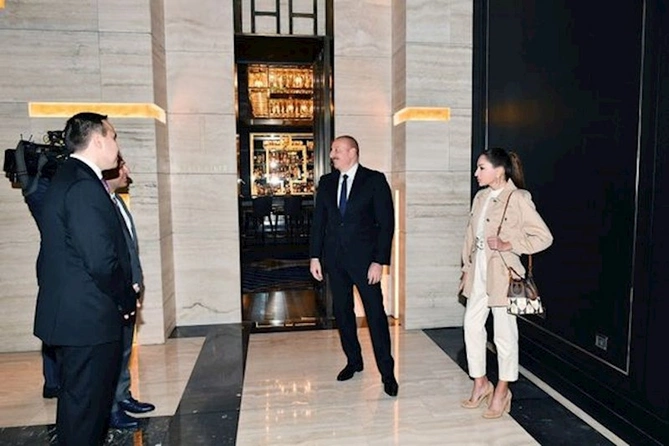 İlham Əliyev və Mehriban Əliyeva Bakıda hotelin açılışında iştirak ediblər — YENİLƏNİB (FOTO/VİDEO)