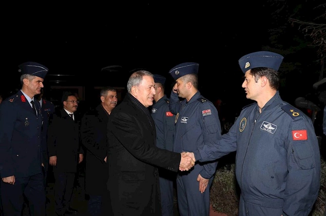 Zakir Həsənov Ukraynadan qayıdan pilotlarla görüşdü — FOTO