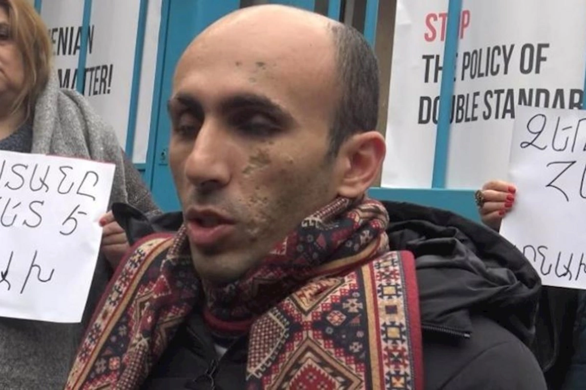 Bəyləryan əyləşdiyi stulda soyuqdan donacağını görüb aradan çıxıb