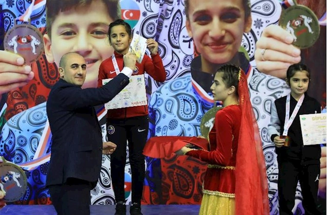 Karateçilər 25.000 manat mükafat fondu olan yarışda gərgin mübarizə apardılar — FOTOLAR