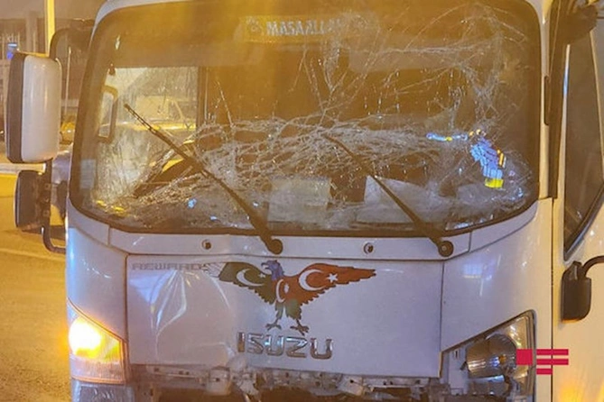 Bakıda kişi 100 min manatlıq avtomobili aldığı gün qəzaya düşdü — FOTO Bakıda kişi 100 min manatlıq avtomobili aldığı gün qəzaya düşdü — FOTO