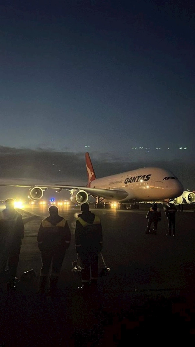 Londona uçan təyyarə Bakıda qəza enişi etdi — FOTO Londona uçan təyyarə Bakıda qəza enişi etdi — FOTO