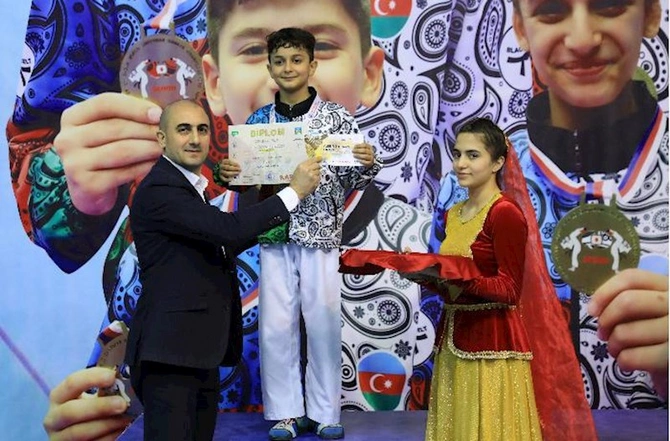 Karateçilər 25.000 manat mükafat fondu olan yarışda gərgin mübarizə apardılar — FOTOLAR