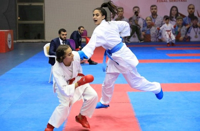 Karateçilər 25.000 manat mükafat fondu olan yarışda gərgin mübarizə apardılar — FOTOLAR