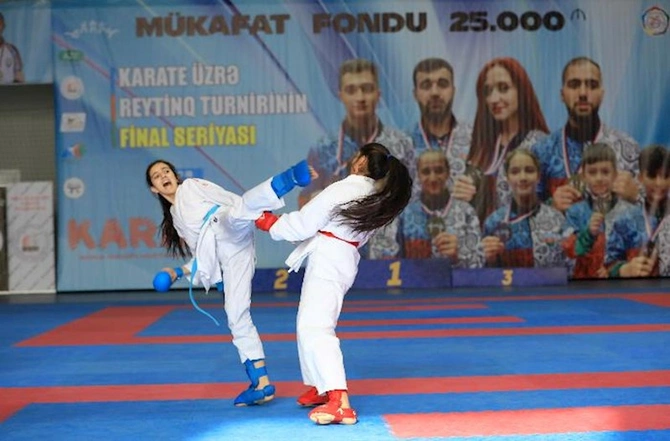 Karateçilər 25.000 manat mükafat fondu olan yarışda gərgin mübarizə apardılar — FOTOLAR