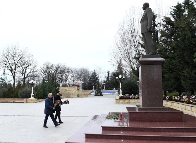 Vüqar Əhmədov Şamaxıda vətəndaşları qəbul edib — FOTO Vüqar Əhmədov Şamaxıda vətəndaşları qəbul edib — FOTO