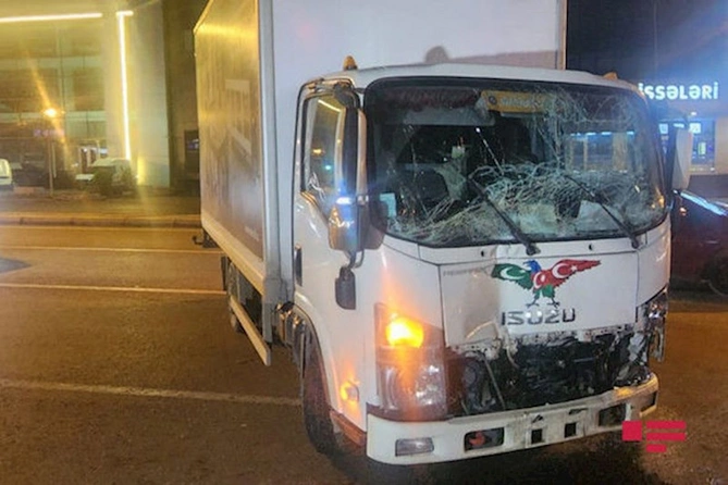 Bakıda kişi 100 min manatlıq avtomobili aldığı gün qəzaya düşdü — FOTO Bakıda kişi 100 min manatlıq avtomobili aldığı gün qəzaya düşdü — FOTO