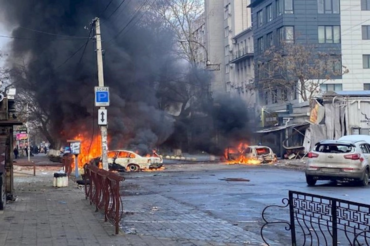 Rusiya Xerson şəhərinin mərkəzinə zərbələr endirib, ölənlər var — FOTO