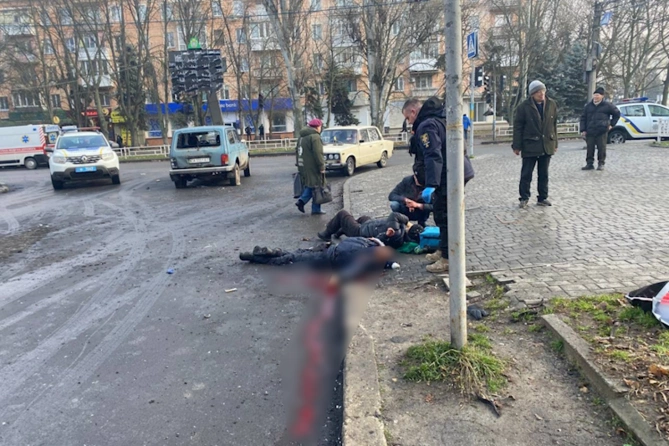 Rusiya Xerson şəhərinin mərkəzinə zərbələr endirib, ölənlər var — FOTO