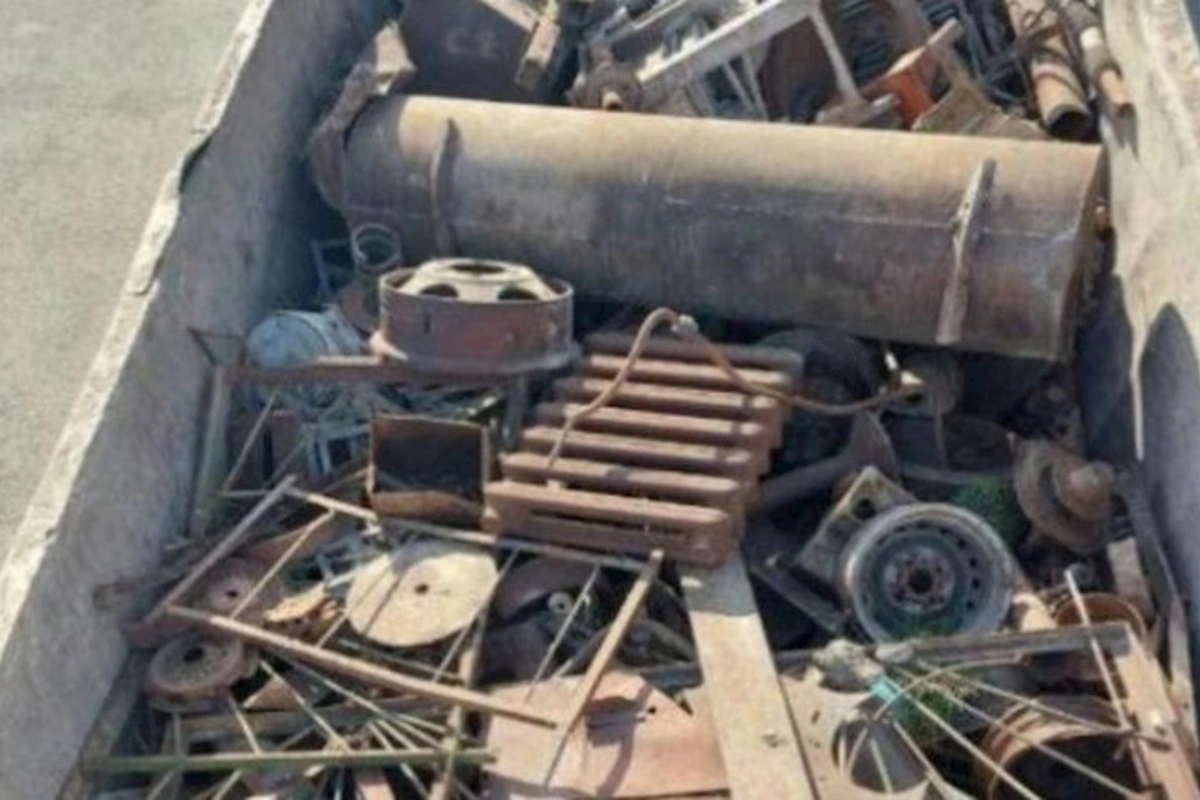 Keçmiş dövlət binasından bir “KamAZ” dəmir oğurlamaq istədilər