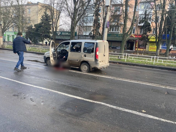Rusiya Xerson şəhərinin mərkəzinə zərbələr endirib, ölənlər var — FOTO