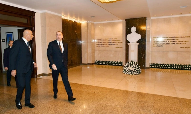 İlham Əliyev Qərbi Azərbaycan İcmasının inzibati binasında yaradılan şəraitlə tanış olub — FOTOLAR (YENİLƏNDİ) İlham Əliyev Qərbi Azərbaycan İcmasının inzibati binasında yaradılan şəraitlə tanış olub — FOTOLAR (YENİLƏNDİ)