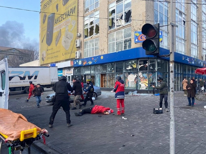 Rusiya Xerson şəhərinin mərkəzinə zərbələr endirib, ölənlər var — FOTO