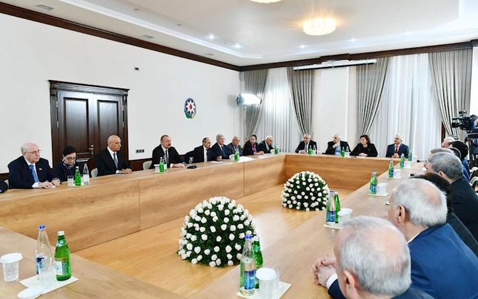 İlham Əliyev Qərbi Azərbaycan İcmasının inzibati binasında yaradılan şəraitlə tanış olub — FOTOLAR (YENİLƏNDİ) İlham Əliyev Qərbi Azərbaycan İcmasının inzibati binasında yaradılan şəraitlə tanış olub — FOTOLAR (YENİLƏNDİ)