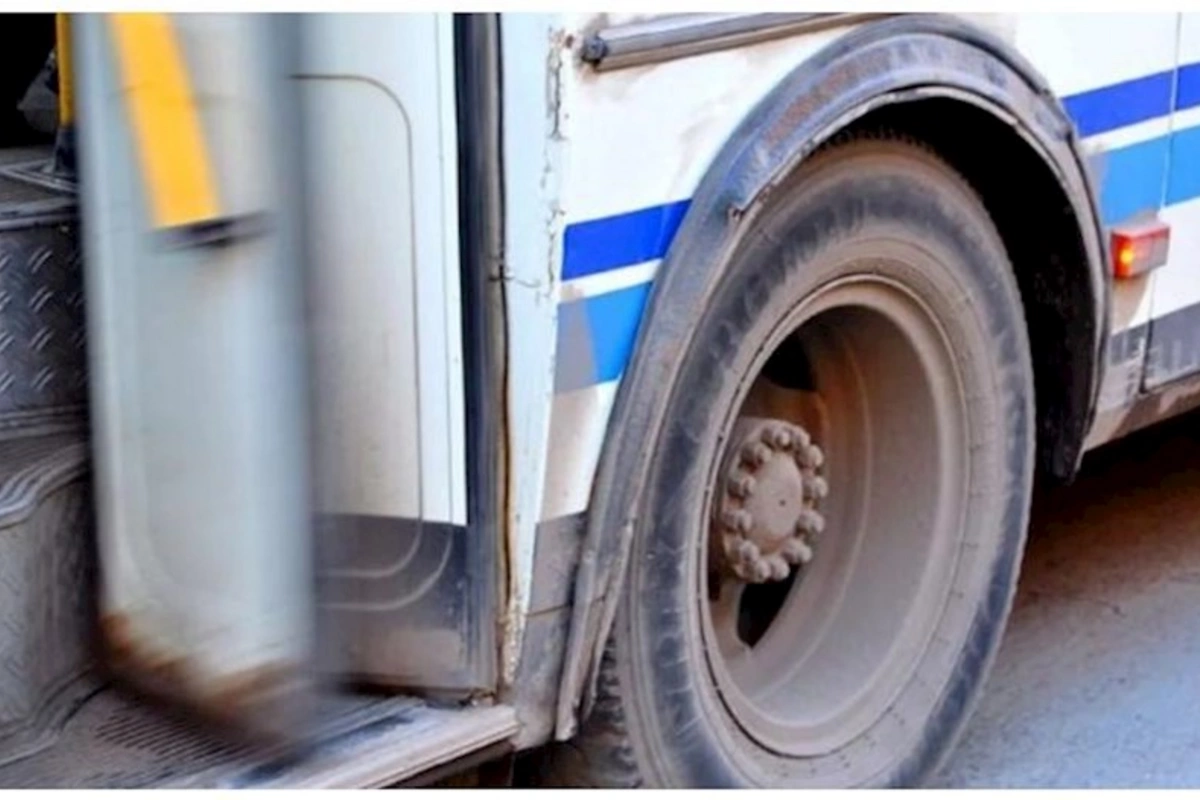 Bakıda sərnişin avtobusu qəzaya düşdü, xəsarət alan var