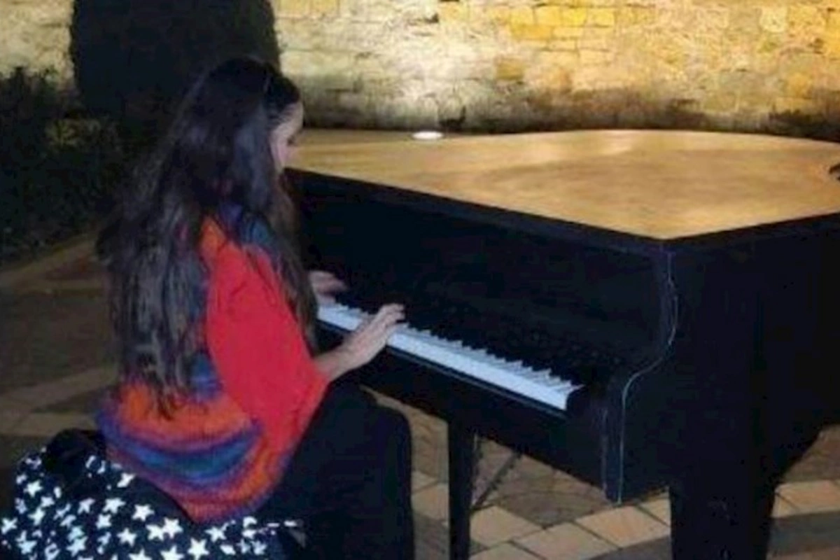 Leyla Əliyeva İçərişəhərdə piano ifa etdi — FOTO/VİDEO