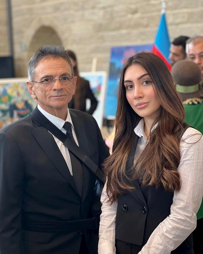 Nazir tədbirə qolusarğılı gəldi — FOTOLAR Nazir tədbirə qolusarğılı gəldi — FOTOLAR