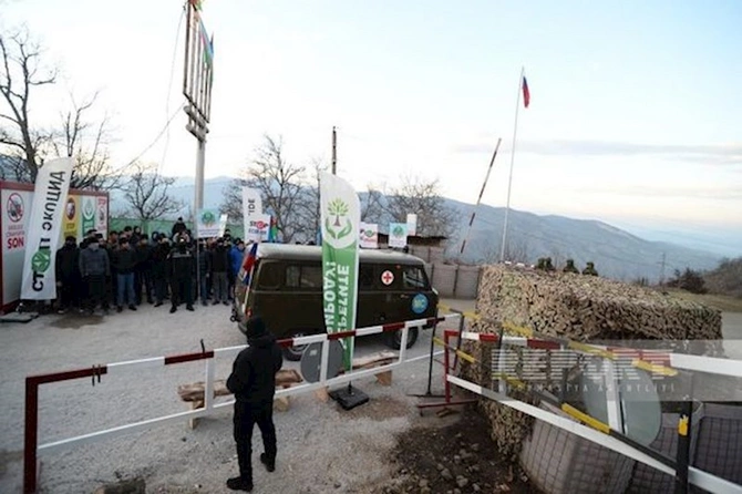 Sülhməramlıların avtomobilləri Xankəndi yolunda maneəsiz hərəkət edirlər — FOTO