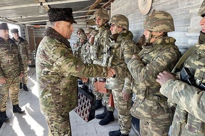 Azərbaycan Ordusunun Baş Qərargah rəisi Şuşada hərbçilərə tapşırıqlar verdi — FOTO Azərbaycan Ordusunun Baş Qərargah rəisi Şuşada hərbçilərə tapşırıqlar verdi — FOTO