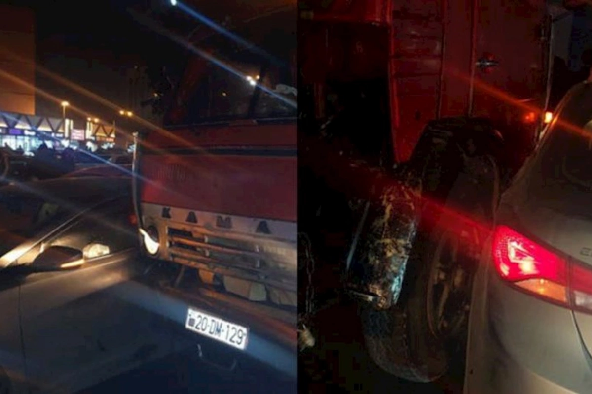 Bakıda minik və yük avtomobilləri toqquşdu, tıxac yarandı